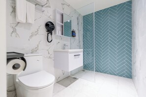 Senior Room | Bathroom | Separate tub and shower, deep soaking tub, free toiletries, hair dryer - Sl Motel (New Taipei City)