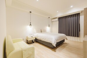 Senior Room | Free minibar, desk, laptop workspace, blackout drapes - Sl Motel (New Taipei City)