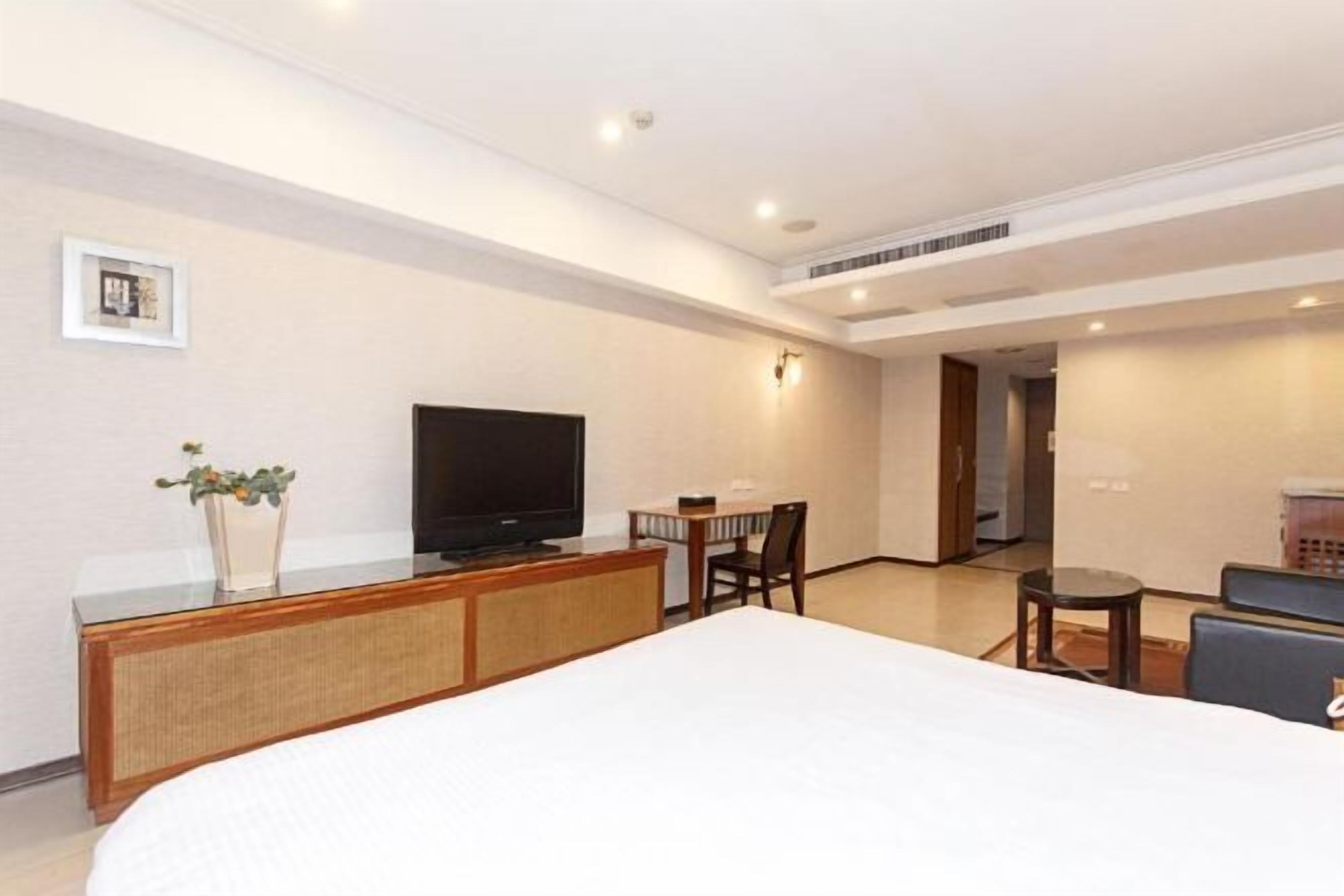 Free minibar, desk, laptop workspace, blackout curtains