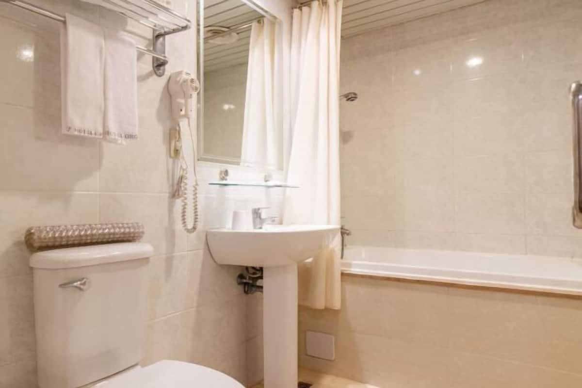 Baignoire et douche séparées, baignoire relaxante profonde