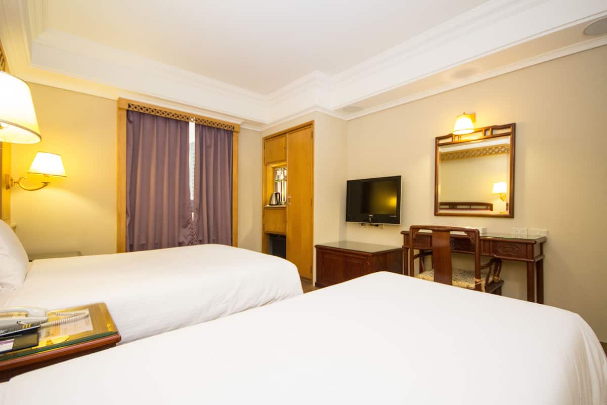 Elite Twin Room, 1 Bedroom | Minibar (free items), desk, laptop workspace, blackout drapes