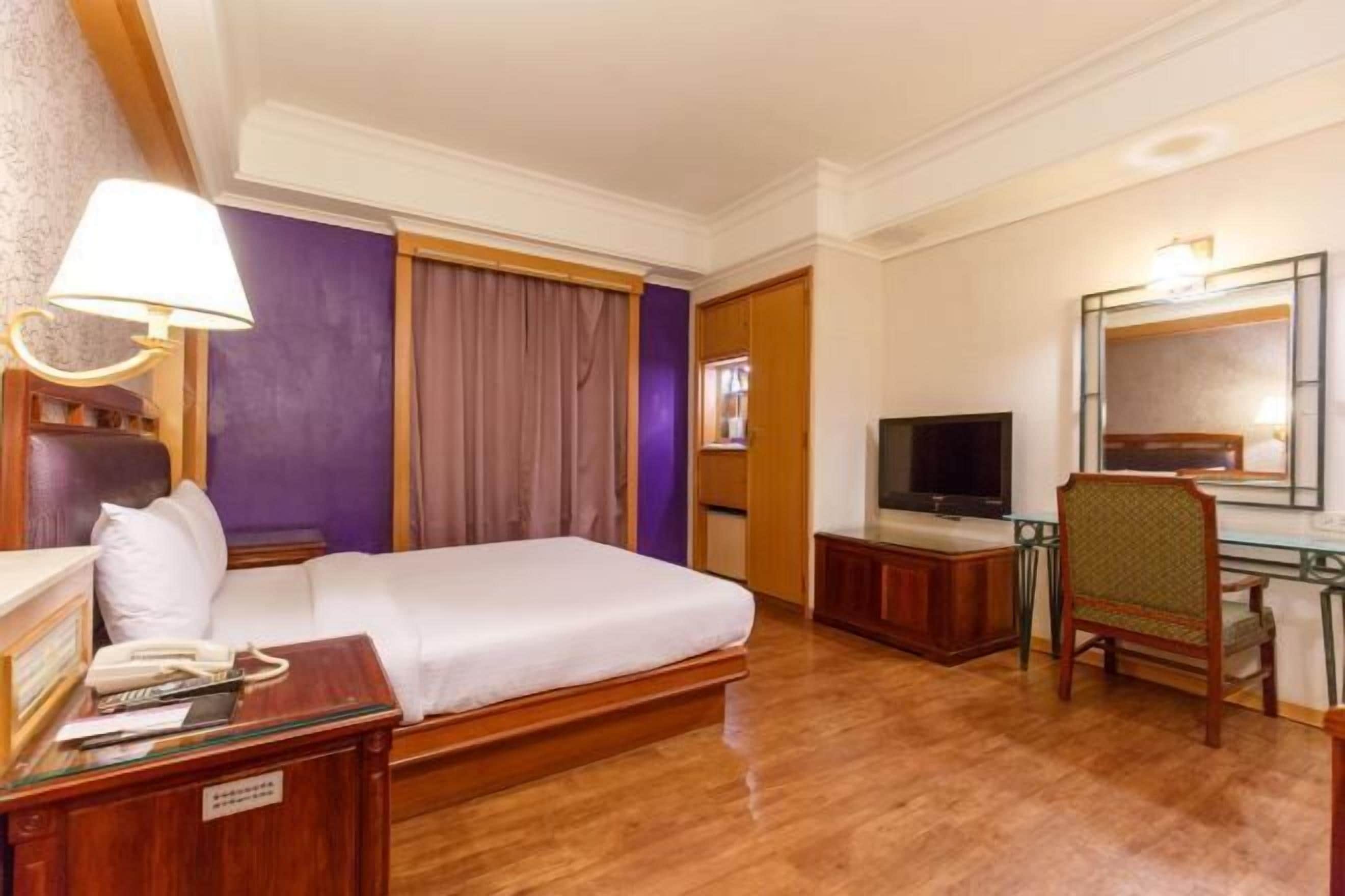 Free minibar, desk, laptop workspace, blackout curtains