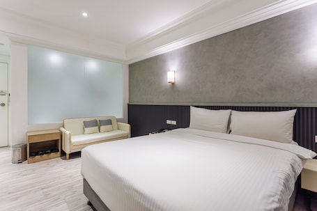 Minibar con artículos gratuitos y escritorio