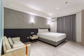 Senior Room | Free minibar, desk, laptop workspace, blackout drapes - Sl Motel (New Taipei City)