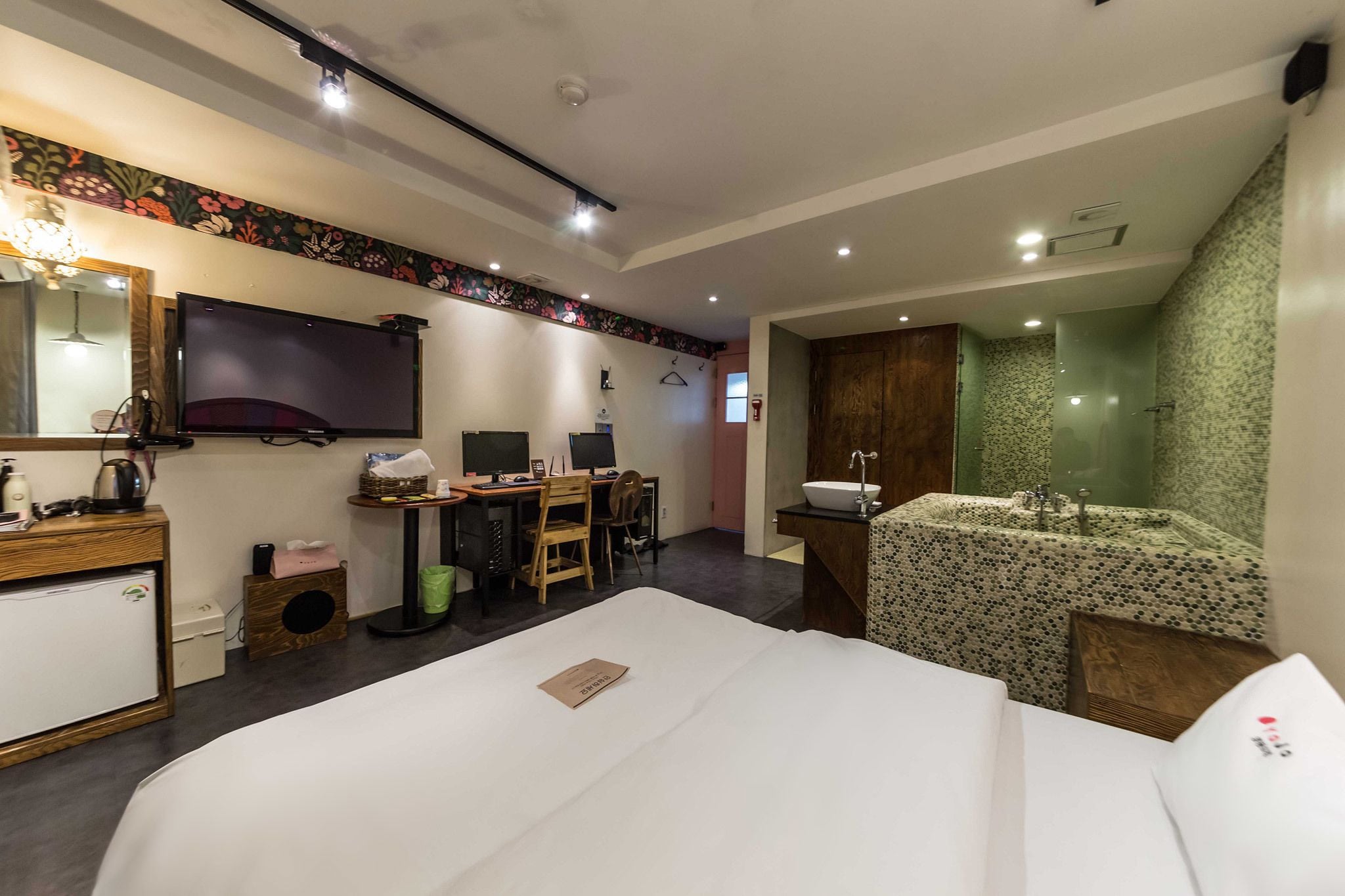 Premium (No parking) | Desk, soundproofing, free WiFi