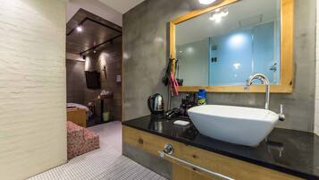 Premium (No parking) | Bathroom | Free toiletries, hair dryer, heated floors, towels