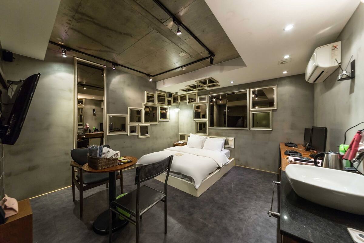 Deluxe (No parking) | Desk, soundproofing, free WiFi
