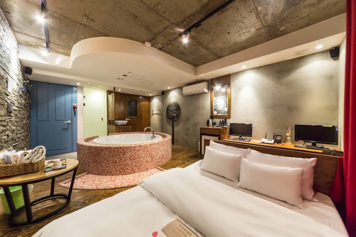 Premium (No parking) | Desk, soundproofing, free WiFi