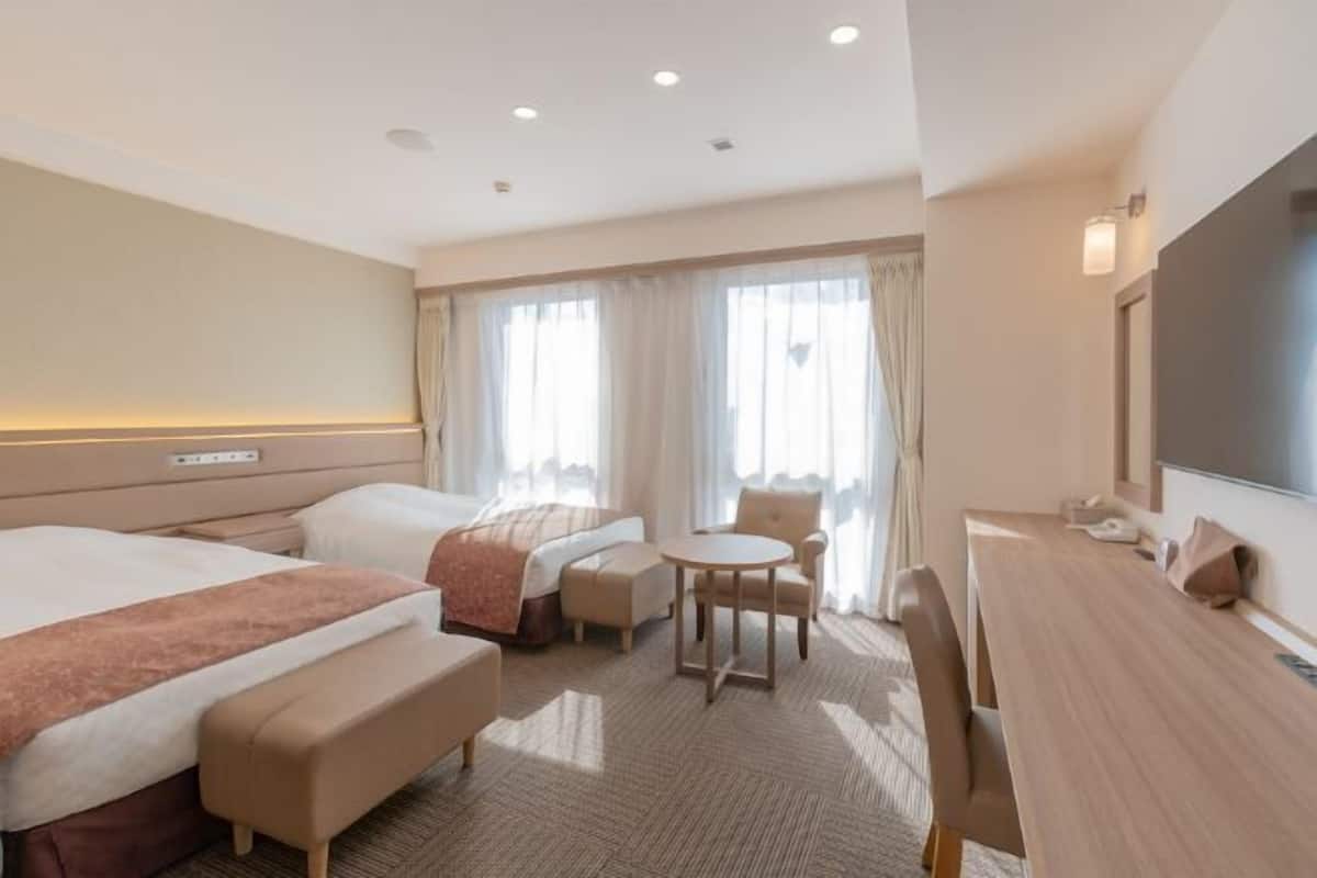 Premium bedding, down duvets, desk, blackout curtains