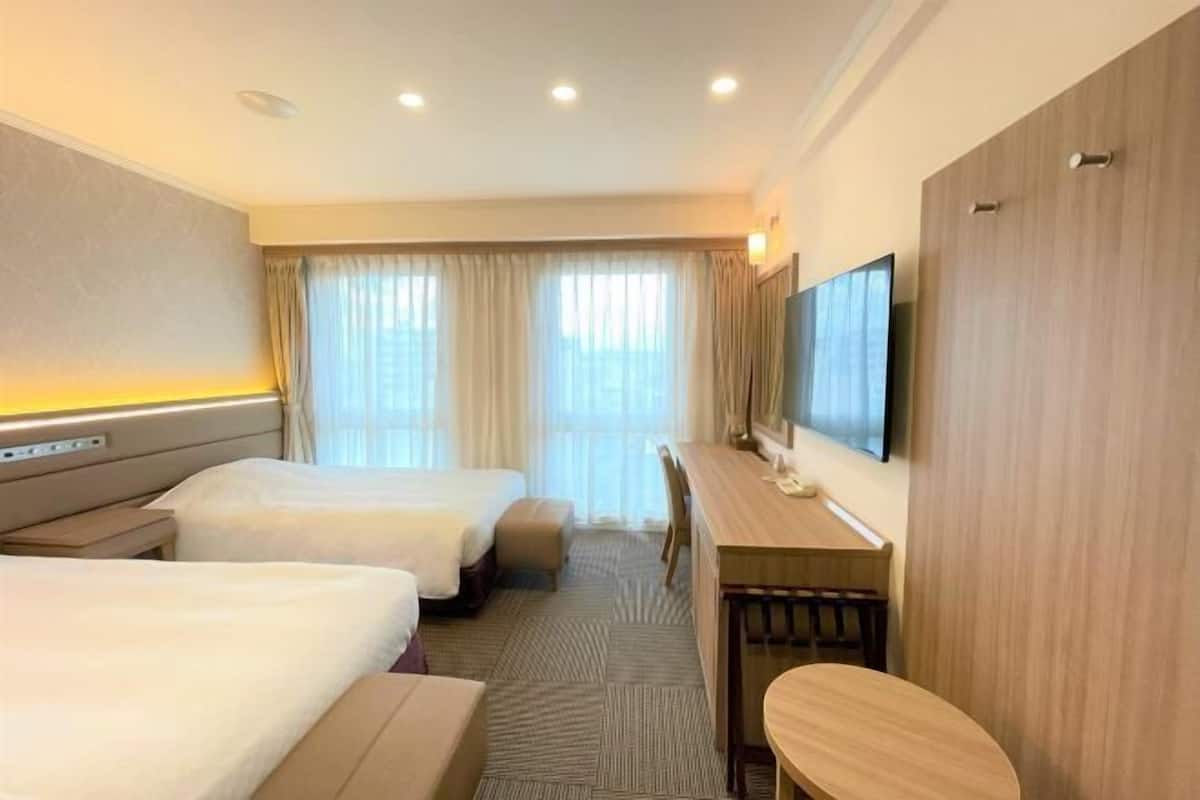 Premium bedding, down duvets, desk, blackout curtains