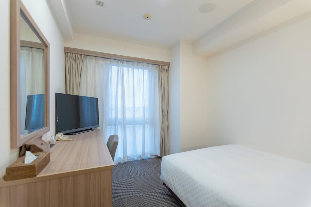 Premium bedding, down duvets, desk, blackout curtains