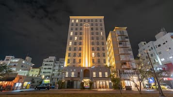 Fachada de la propiedad por la tarde o noche