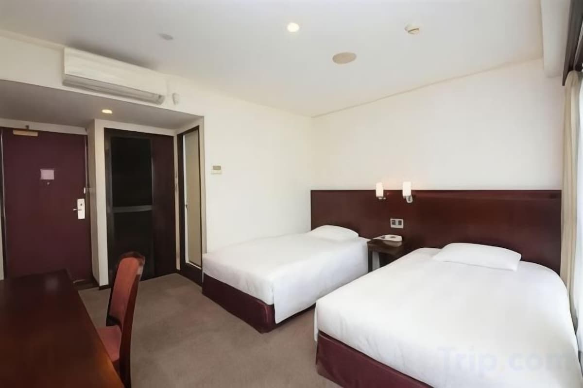 Premium bedding, down duvets, desk, blackout curtains