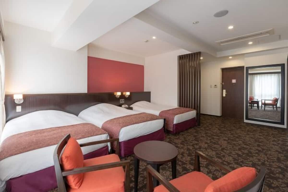 Premium bedding, down duvets, desk, blackout curtains