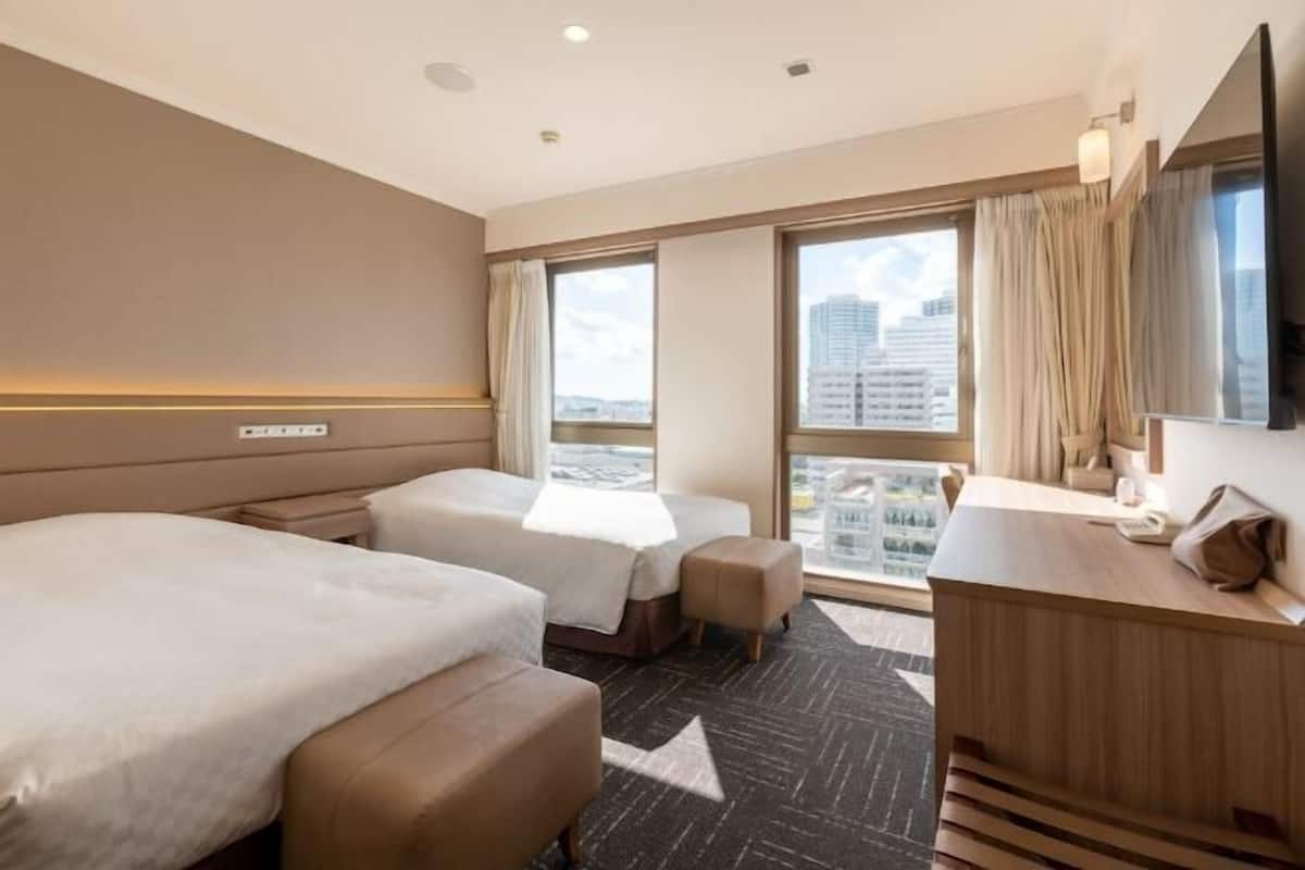 Premium bedding, down duvets, desk, blackout curtains