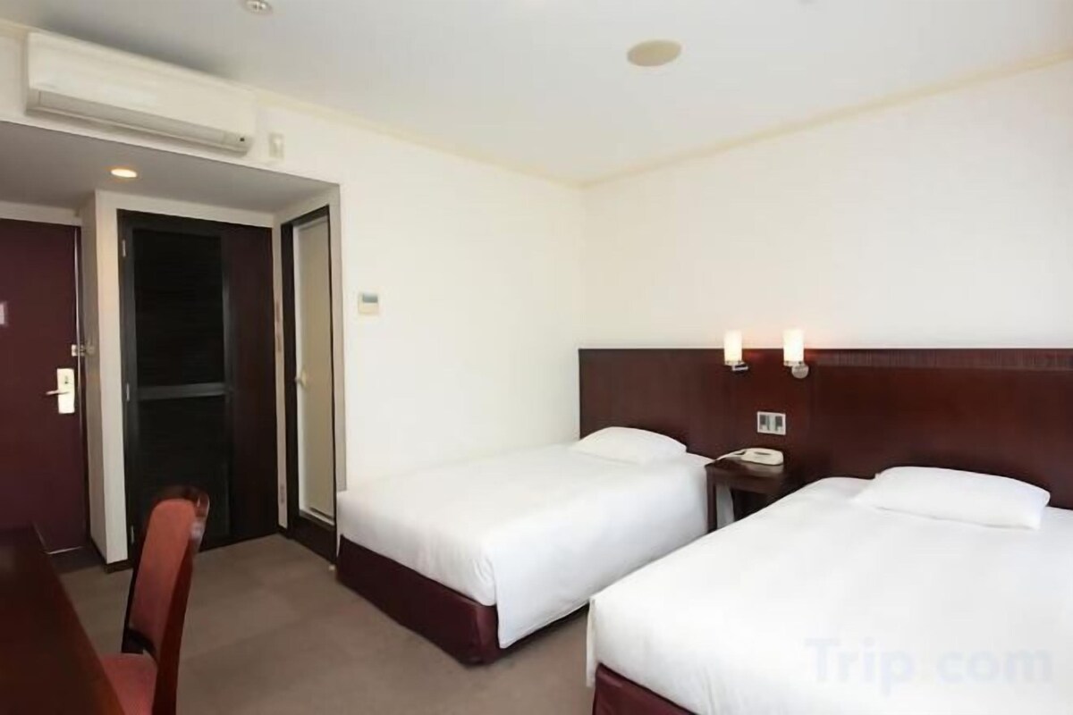 Premium bedding, down duvets, desk, blackout curtains