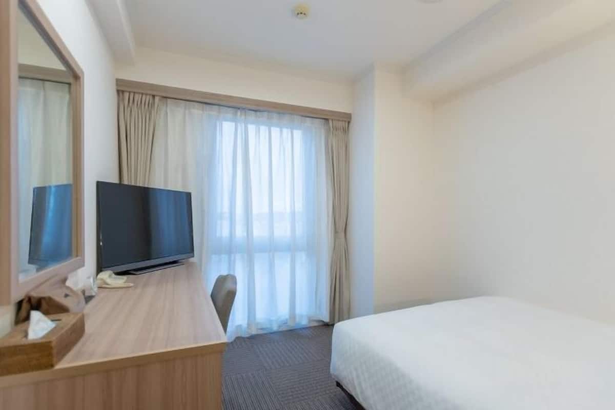 Premium bedding, down duvets, desk, blackout curtains