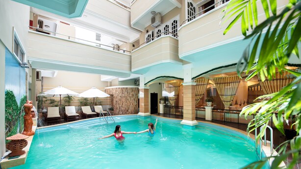 Indoor pool, sun loungers - Palm Beach Hotel (Nha Trang)