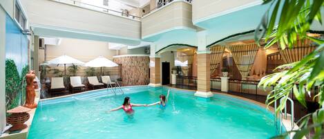 Alberca techada y camastros