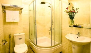 Shower, free toiletries, hair dryer, slippers - Tien Thinh Hotel (Da Nang)
