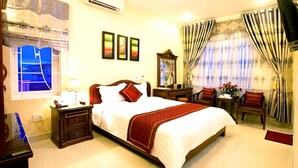 Desk, blackout curtains, soundproofing, iron/ironing board (on request) - Tien Thinh Hotel (Da Nang)