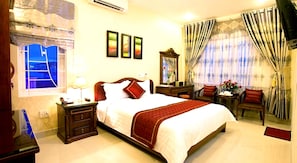 Desk, blackout curtains, soundproofing, iron/ironing board - Tien Thinh Hotel (Da Nang)