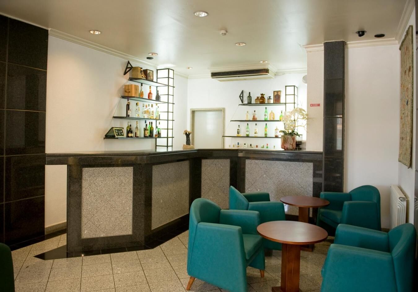 Bar (trong khuôn viên)