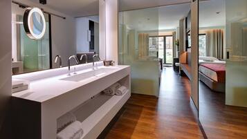 Ropa de cama de alta calidad, edredones de plumas, minibar y caja fuerte