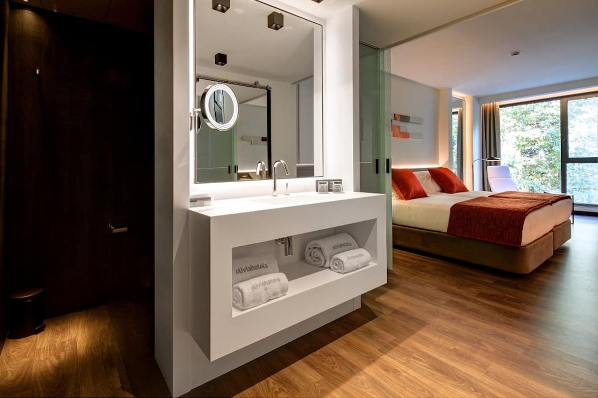 premium bedding, down duvets, minibar, in-room safe