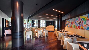 Café da manhã com buffet todos os dias mediante uma taxa