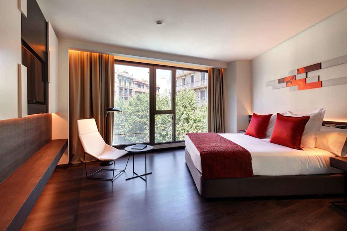 Premium bedding, down comforters, minibar, in-room safe