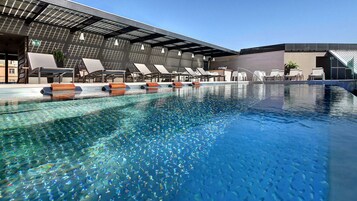 Piscina externa, espreguiçadeiras