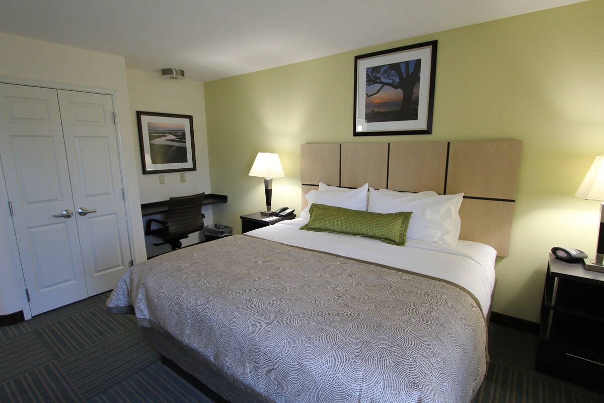 In-room safe, desk, iron/ironing board, cots/infant beds