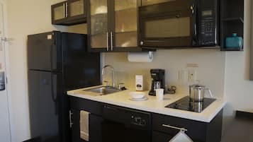 Full-sized fridge, microwave, stovetop, dishwasher