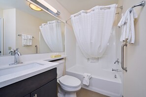 Combined shower/tub, free toiletries, hair dryer, towels