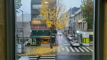 1. Mini Single Room | Vue sur la rue