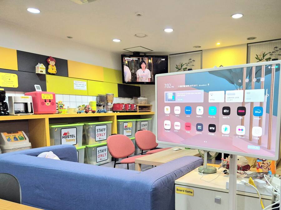 Kjøleskap på fellesområdet og mikrobølgeovn på fellesområdet