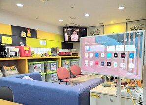Mini-fridge, microwave, high chair, freezer - Hostel Tommy (Seoul)
