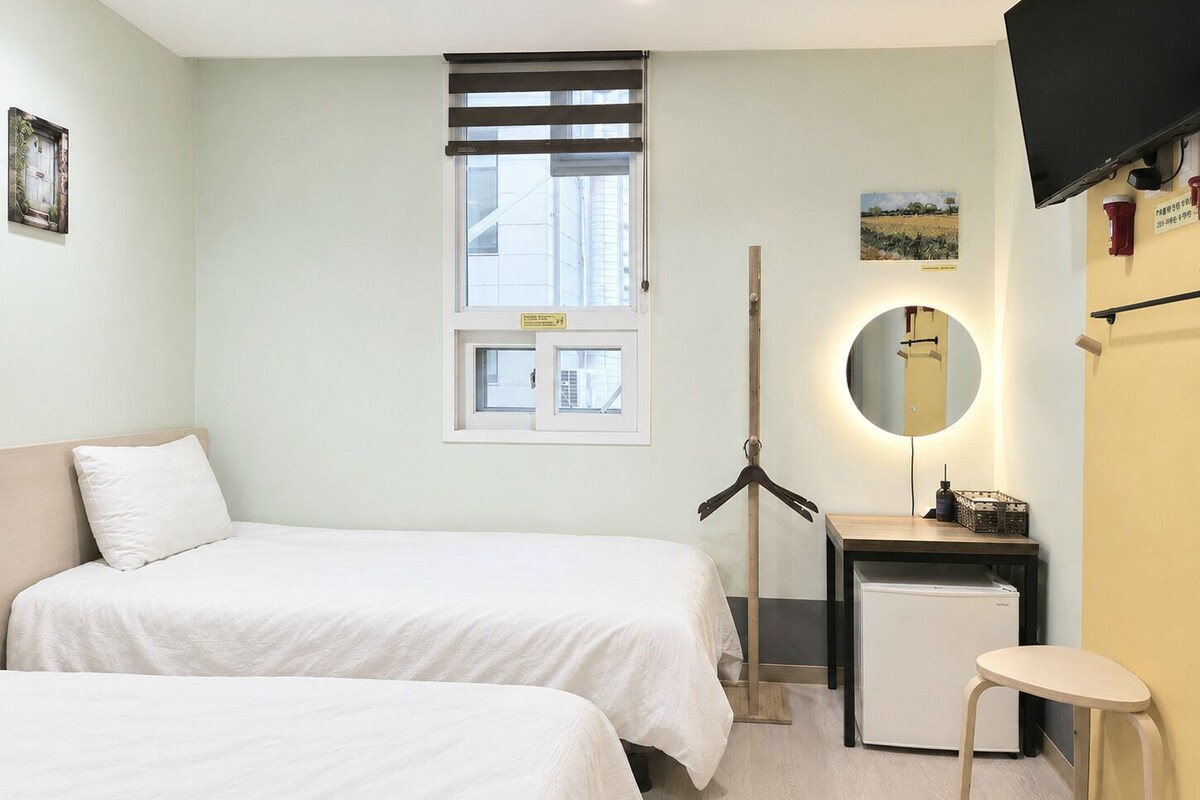 Kamar Twin Deluks | Tirai kedap cahaya, kedap suara, setrika/meja setrika, dan Wi-Fi gratis