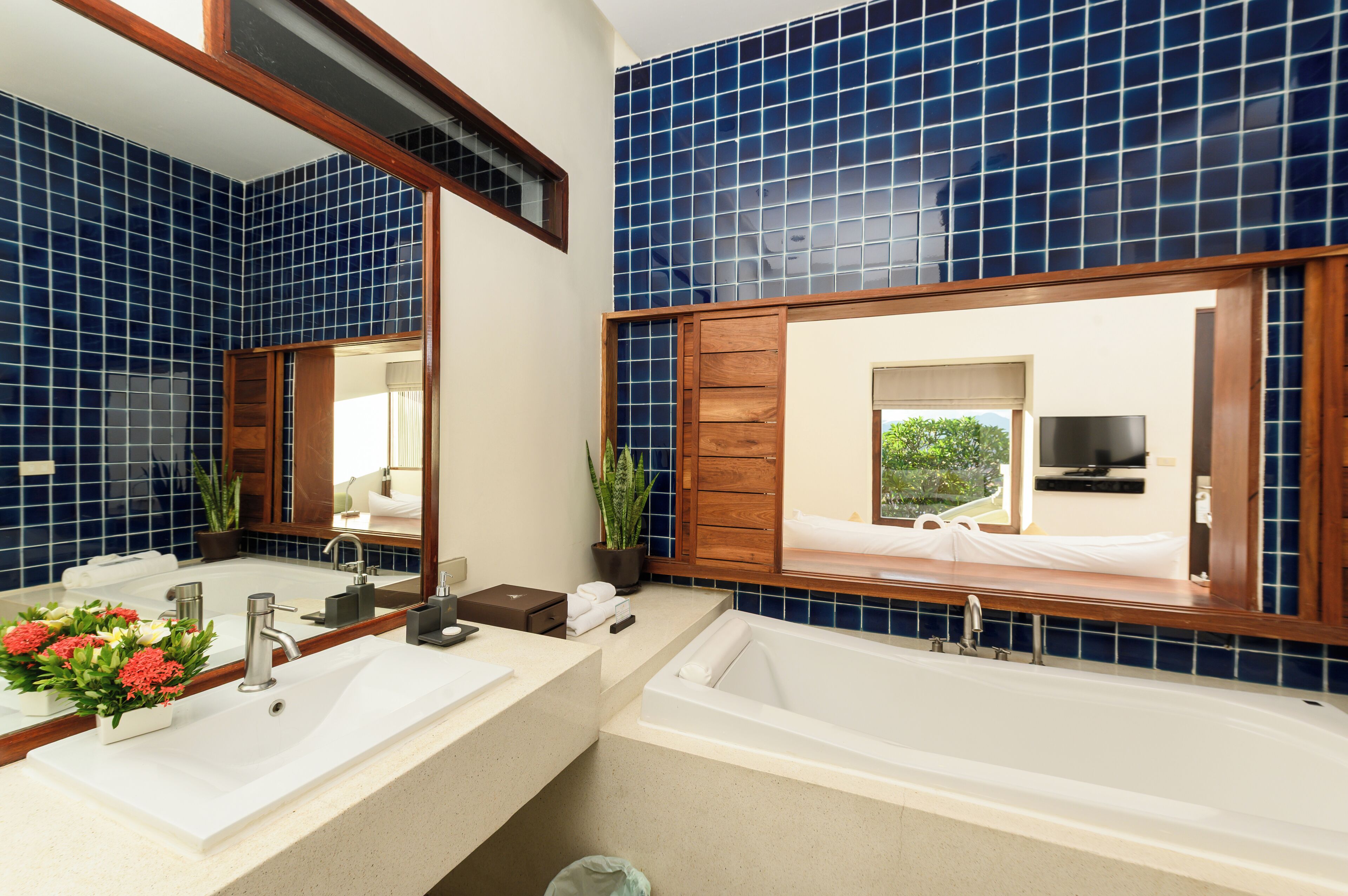 superior king room | bathroom | combined shower/bathtub, rainfall showerhead, free toiletries