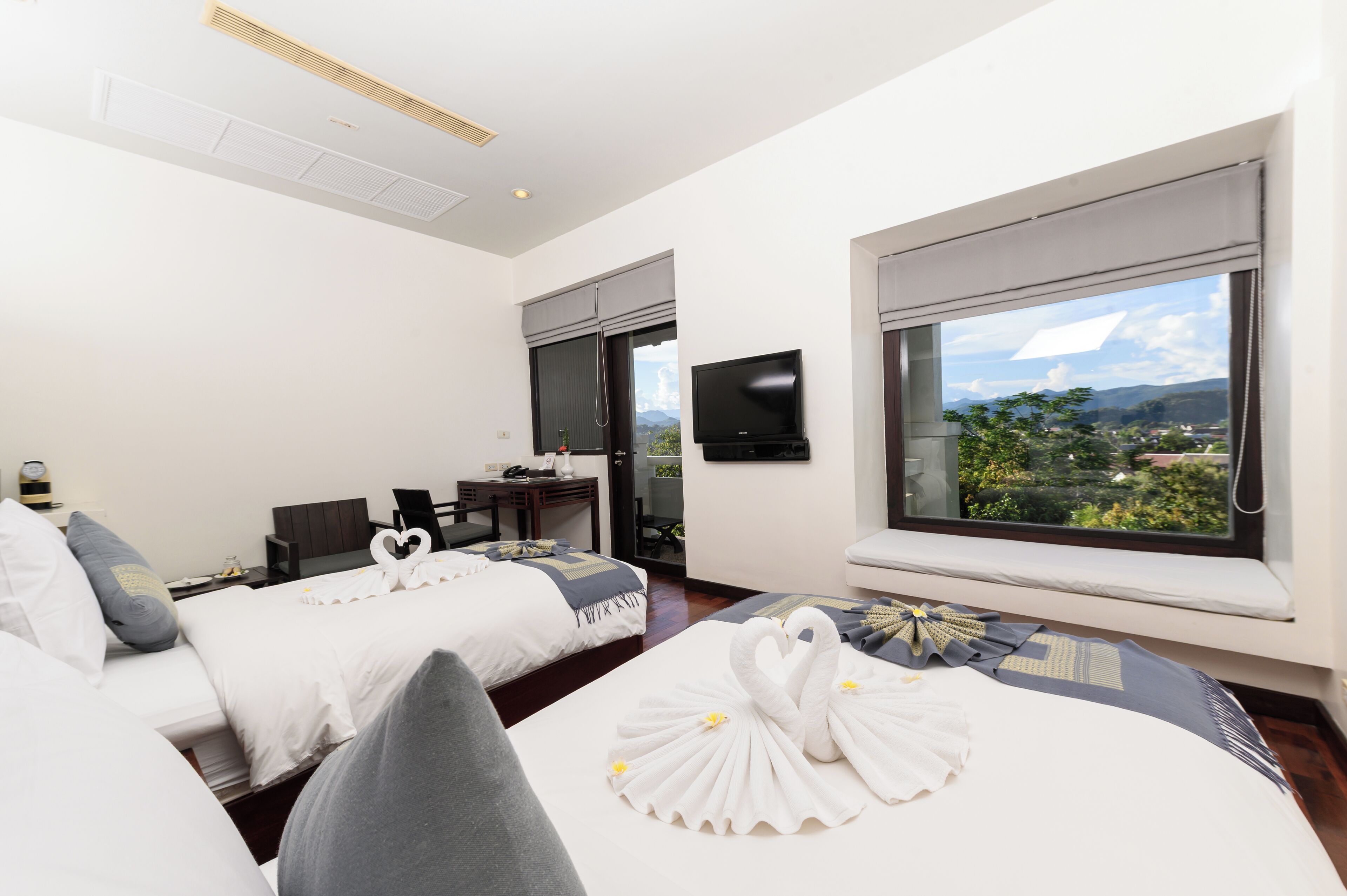 Minibar, caja de seguridad en la habitación y decoración personalizada 