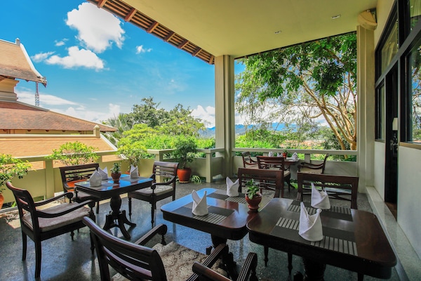 Aperto a colazione, cucina internazionale, con tavoli all'aperto