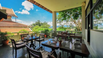 Breakfast, lunch, dinner served; international cuisine, alfresco dining 