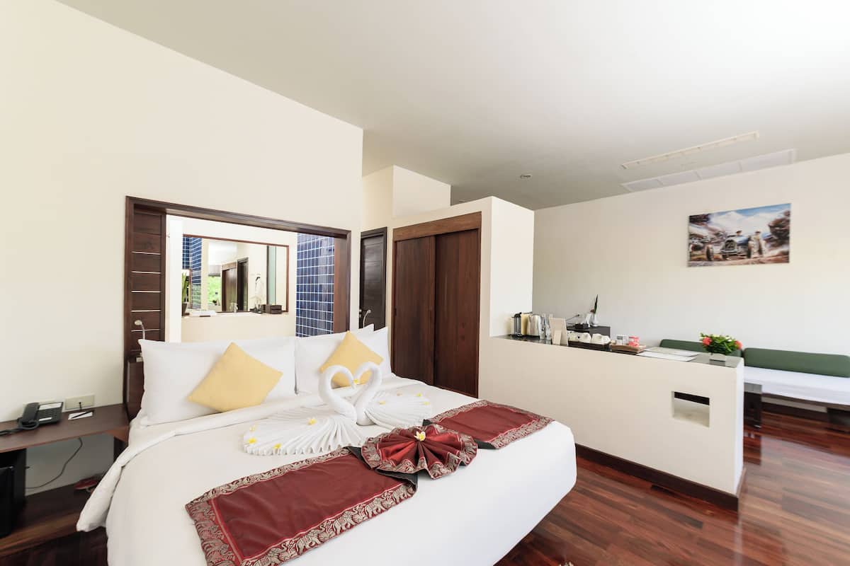 Minibar, caja de seguridad en la habitación y decoración personalizada