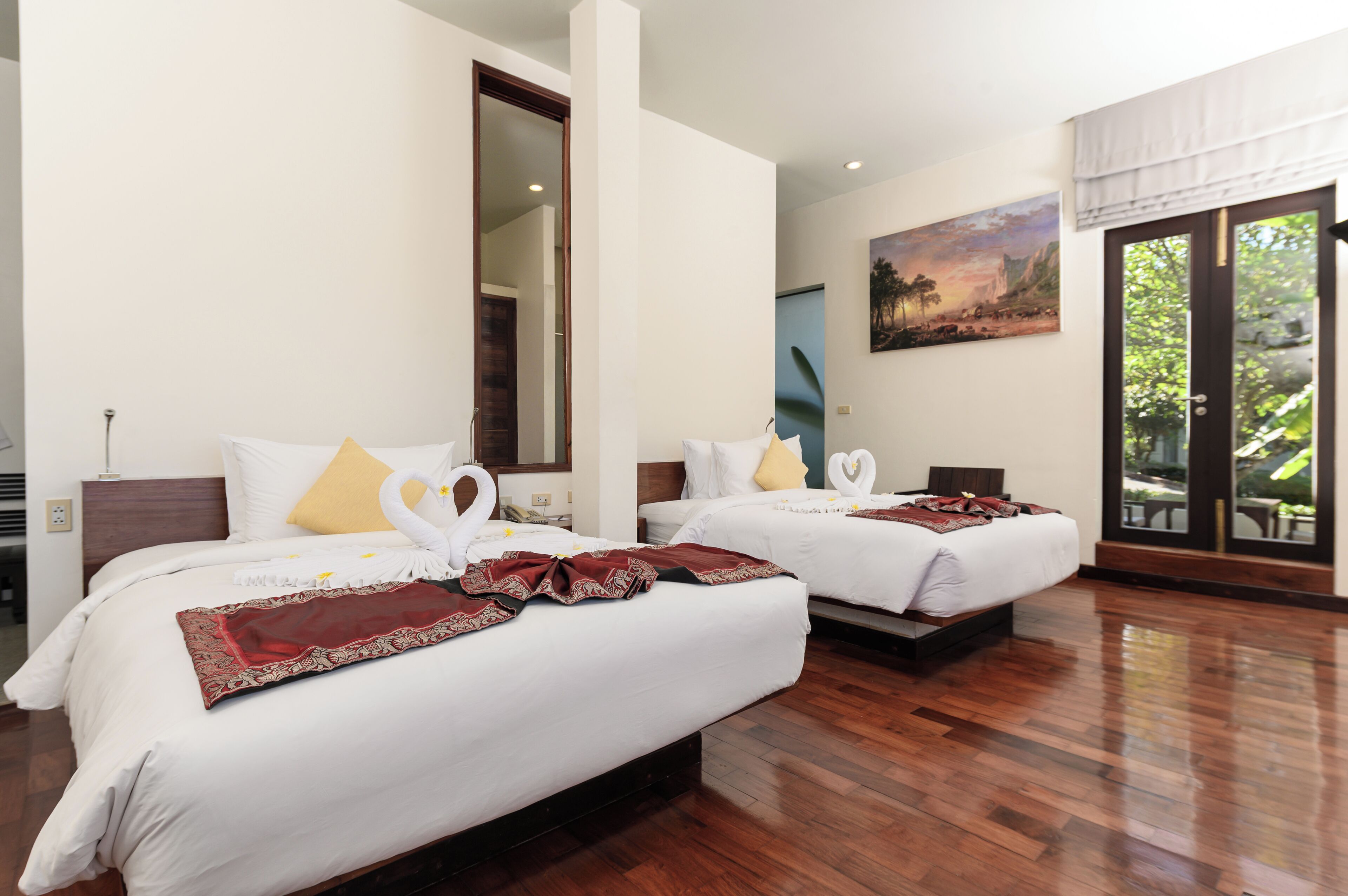 Minibar, caja de seguridad en la habitación y decoración personalizada 