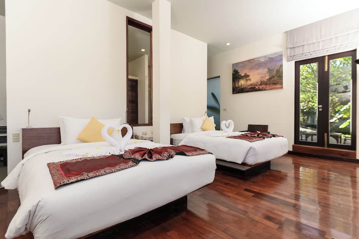 Minibar, caja de seguridad en la habitación y decoración personalizada