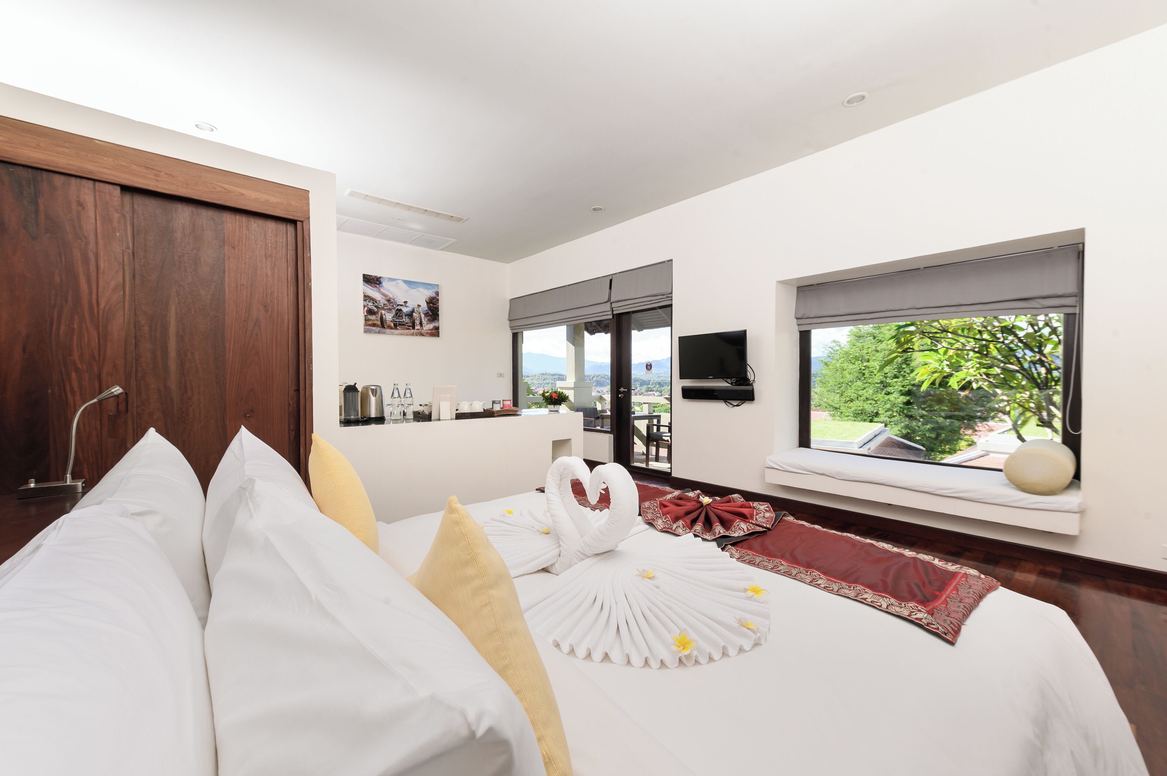 Deluxe King Room | Minibar, in-room safe, individually decorated, desk