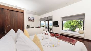 Deluxe King Room | Minibar, in-room safe, individually decorated, desk