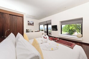 Deluxe King Room | Een minibar, een kluis op de kamer, individueel gedecoreerd, een bureau