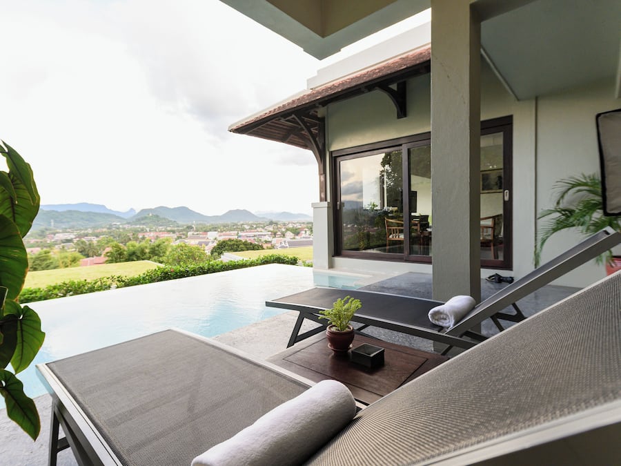 Pool Villa | Area soggiorno | TV LCD 42 pollici con canali via cavo, TV, lettore DVD